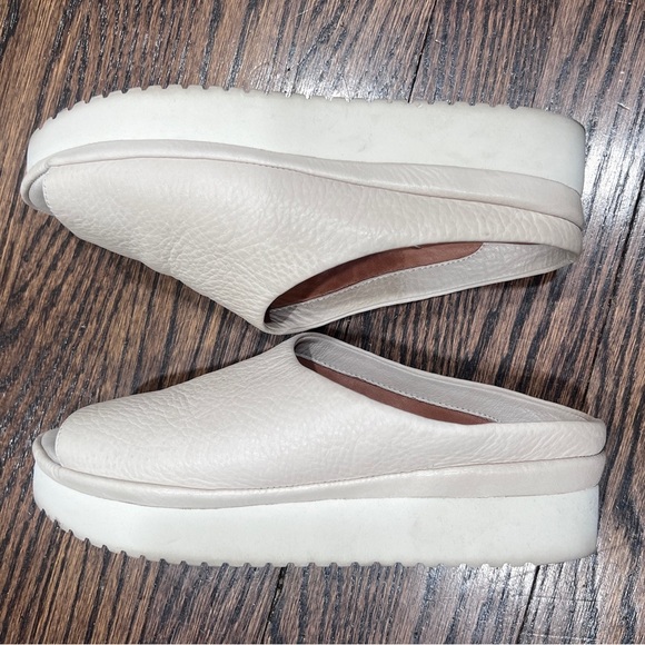 L’Amour Des Pieds Minimalist Beige Sandals. Open Toe Leather Slides. 7 - Picture 7 of 8